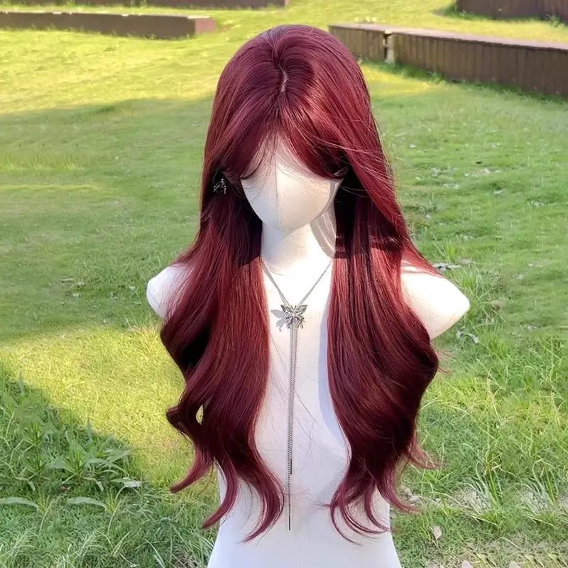 

No care, medium eight-character bangs, long curly hair, raspberry red wig.