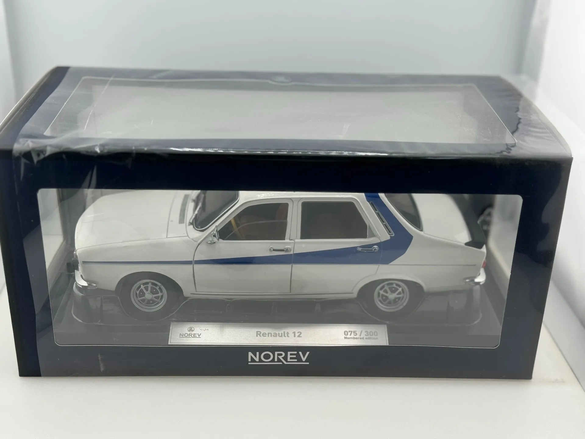 عيوب دييكاست نوريف 1/18 مقياس رينو 12 سبيكة سيارة نموذج تحصيل لعبة هدية تذكارية عرض حلية