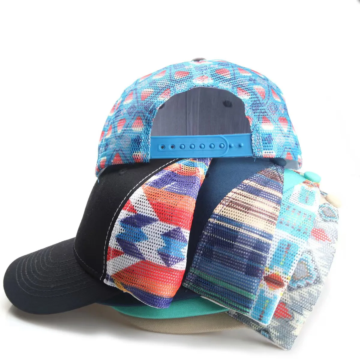 หมวกเบสบอลสีเรขาคณิตโลโก้ออกแบบแฟชั่นสําหรับการปีนเขากลางแจ้ง หมวกตาข่ายกระดานไฟ