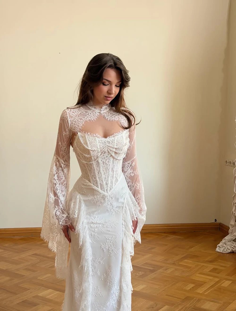 chaqueta-de-novia-formal-personalizada-con-cuello-de-ojo-de-gato-apliques-de-encaje-largo-y-ribete-festoneado-boleros-de-boda-elegantes-personalizados
