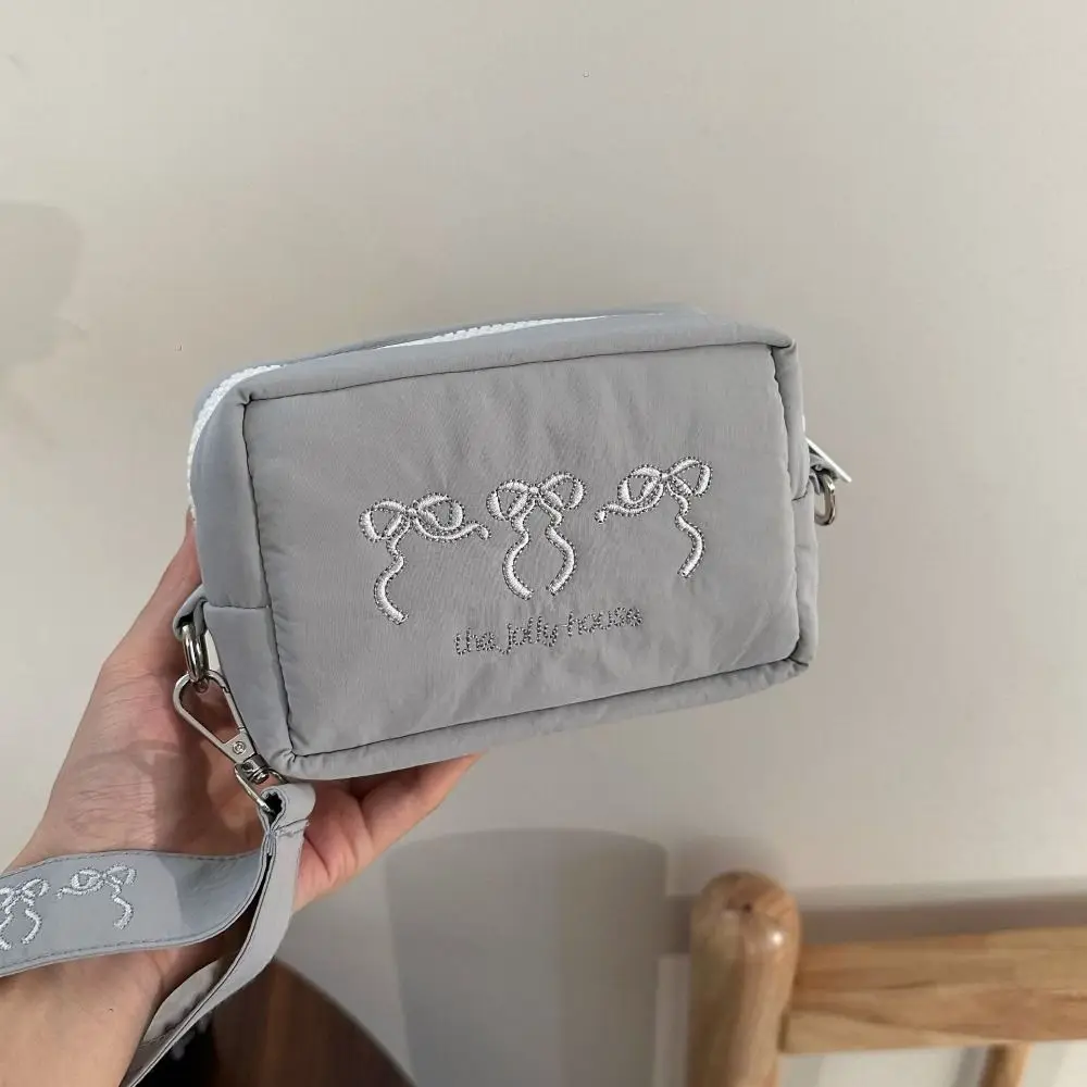 Con cordino con cerniera, cinturino da polso, portafoglio, portachiavi, borsa con fiocco ricamato, borsa per trucco, borsa per auricolari, borsa per rossetto, tasca per monete in nylon