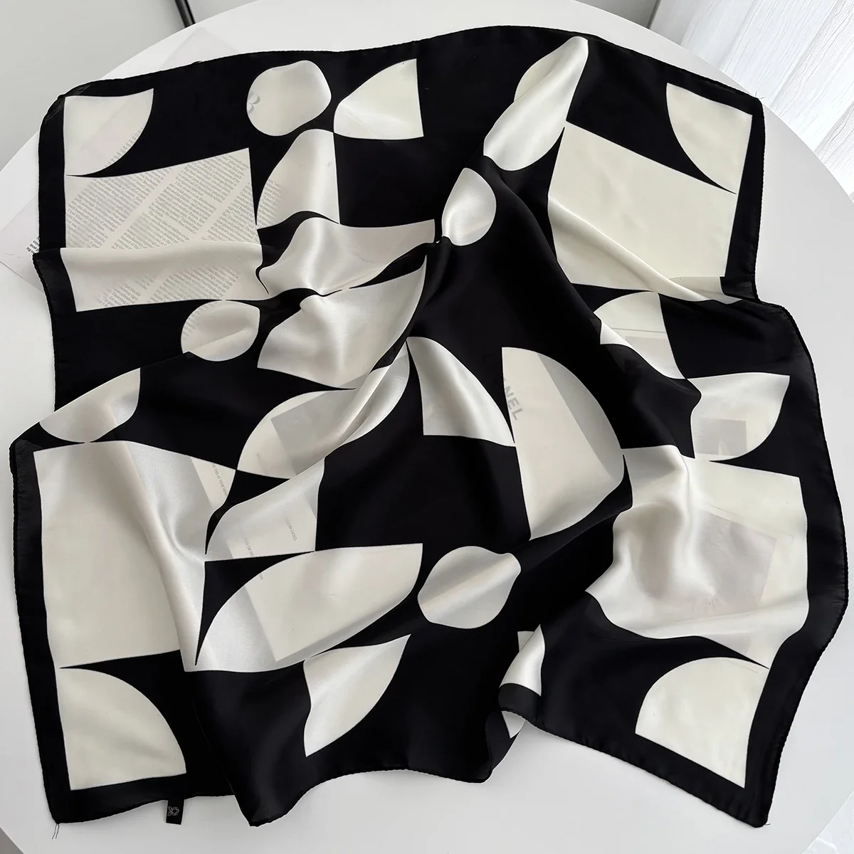 新鮮な芸術的なプリントの女性のスカーフ軽量防風ソフトサテンスクエアネックスカーフ女性のヘアバンドバンダナ
