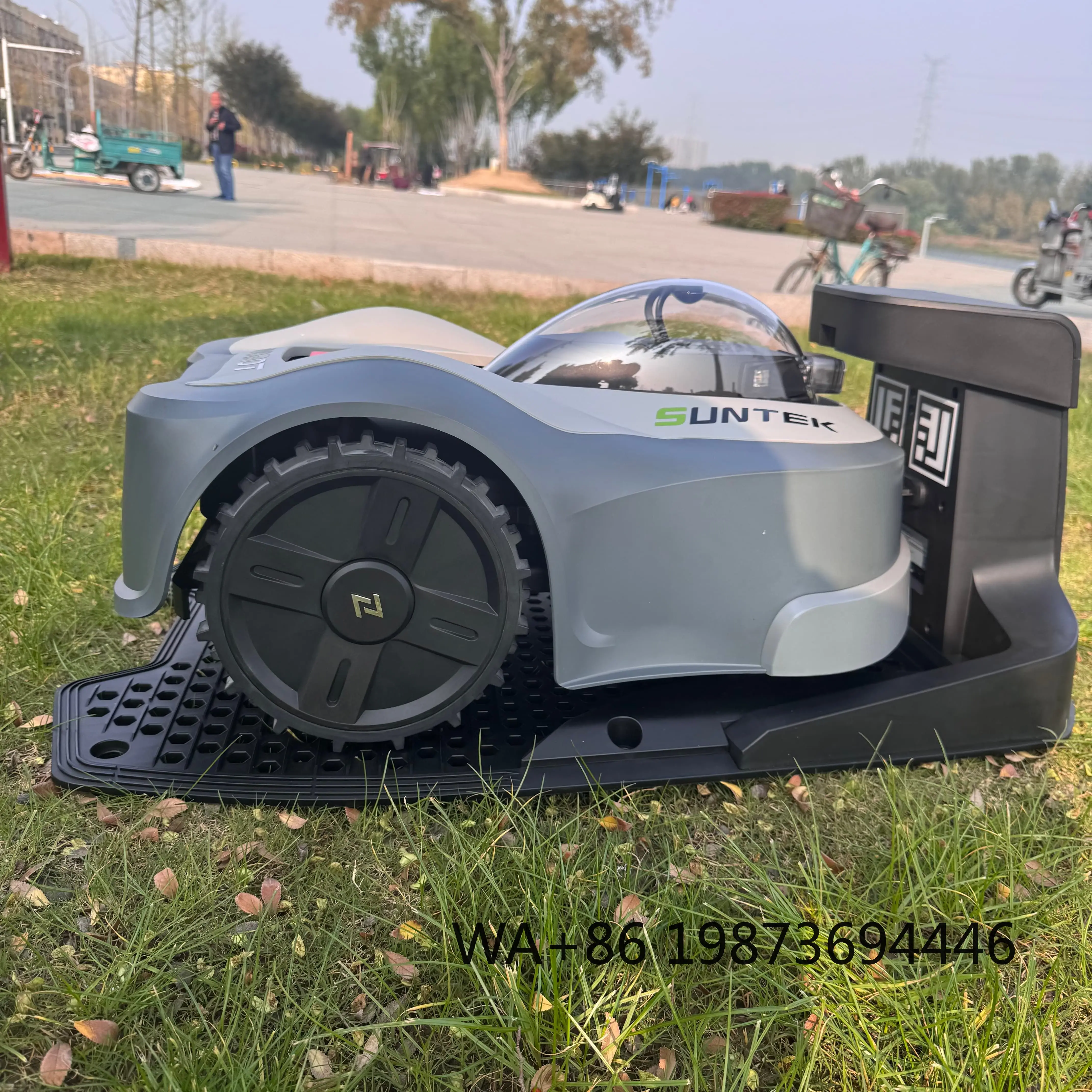 Electric GPS RTK Robotic Lawn Mower Self-Propelled Obstacle Avoidance 22cm