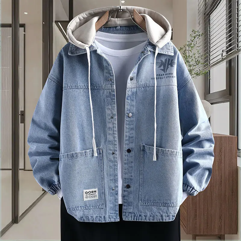 سترة جديدة لربيع وخريف 2025 للرجال باللونين الأزرق والأسود بأكمام طويلة من قماش الدنيم سترة فضفاضة غير رسمية مغسولة مع قبعة قابلة للفصل