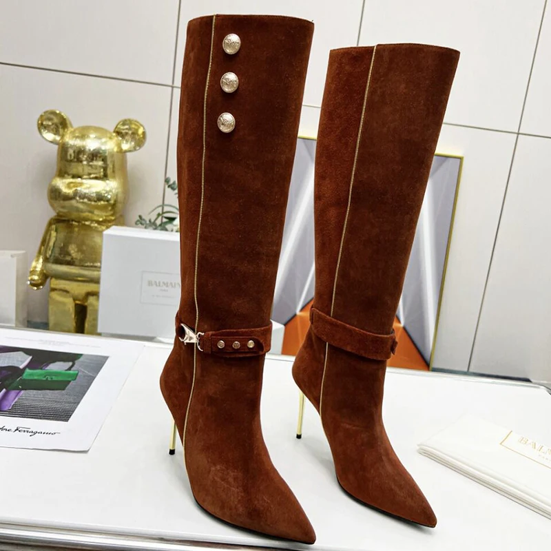 أشار تو المسامير المعادن خنجر كعب حذاء برقبة للركبة امرأة شتاء 2026 سلسلة الانزلاق على الأحذية موضة أحذية عالية الكعب للنساء