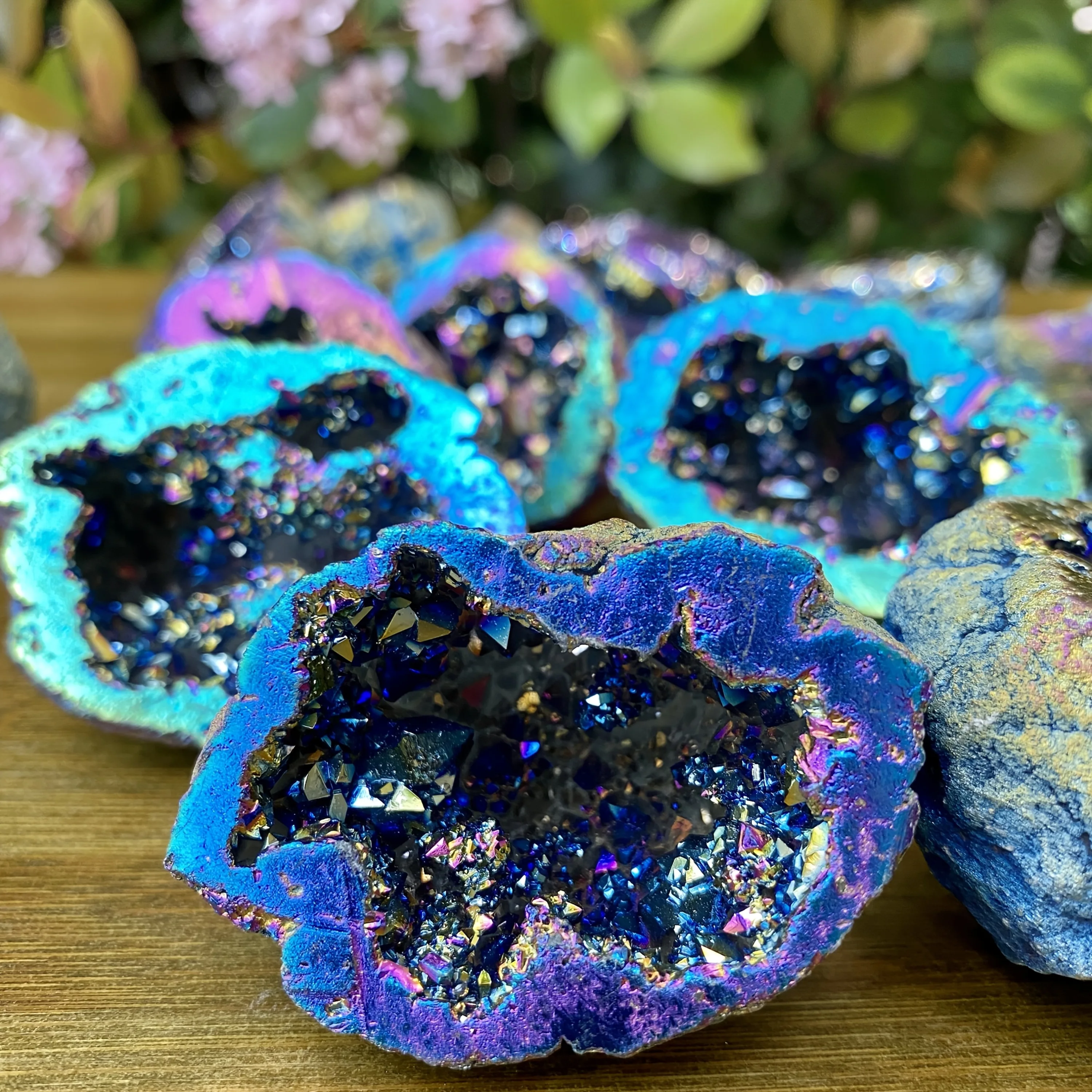 Geoda de cuarzo arcoíris: un racimo de cristales sintéticos galvanizados violados y azules, brillantes con colores del arco iris.