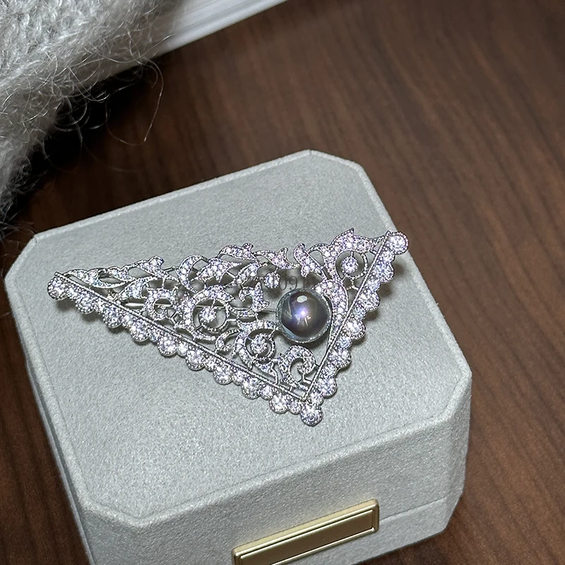 Брошь с жемчугом и треугольником и бриллиантами, высококачественная изысканная модная брошь-булавка, нишевый дизайн одежды, ювелирные изделия