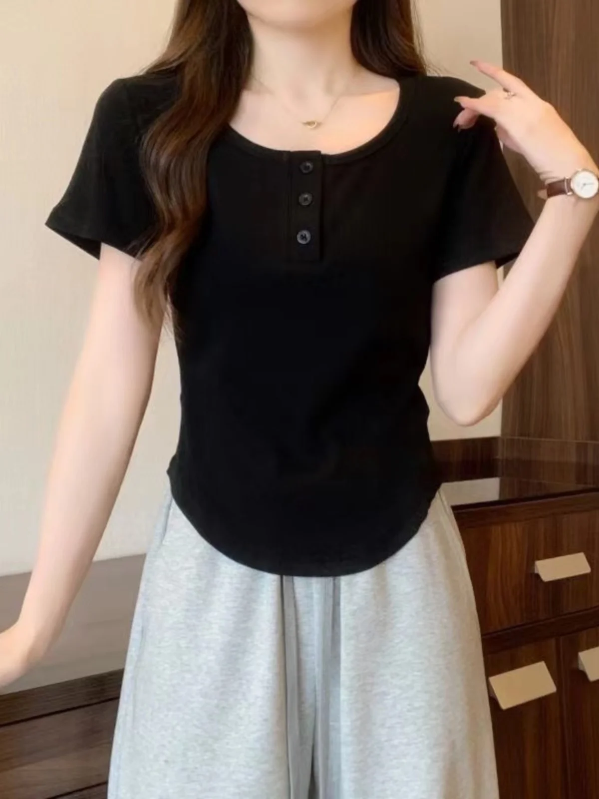 Modna bawełniana koszulka damska na lato, dopasowany krój, bazowa koszulka z kwadratowym dekoltem, codzienna bluzka damska.