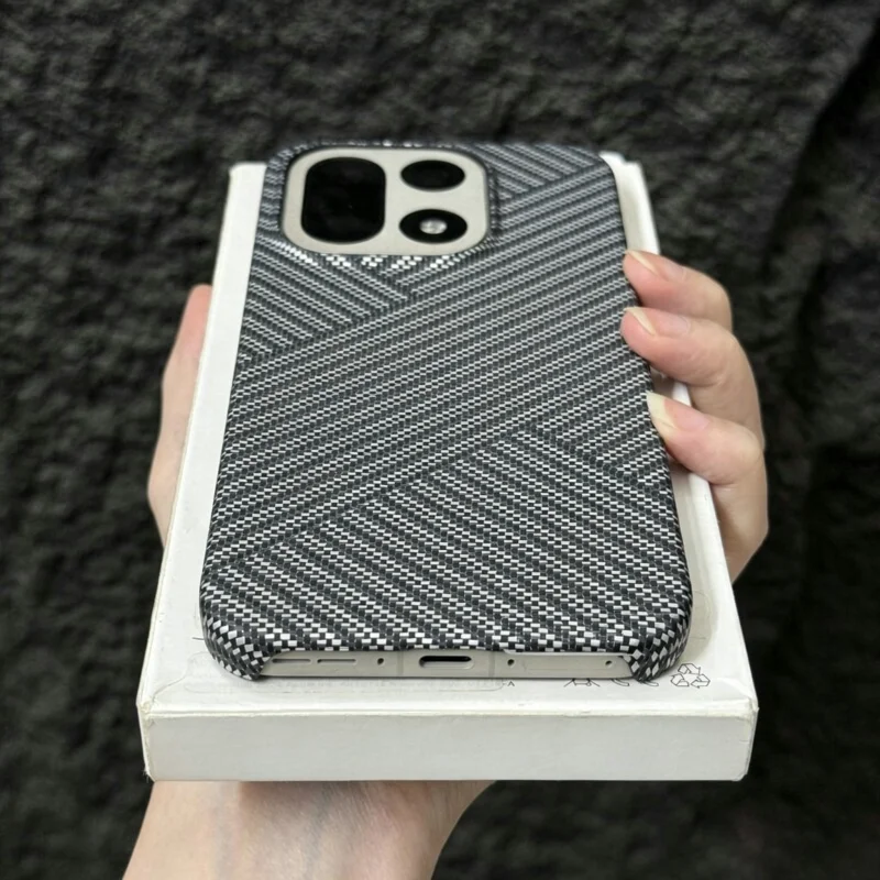 レトロクール超薄型カーボンファイバーパターンケース OneP - Matte Frosted Case のレビューと価格