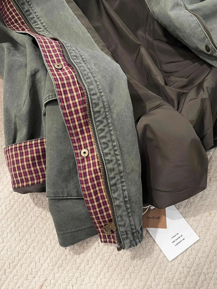 แจ็คเก็ตยีนส์สีเขียวทหารสไตล์วินเทจสำหรับผู้หญิง ลายสก็อตแบบแพทช์เวิร์ค เสื้อโค้ทโอเวอร์ไซส์สำหรับฤดูใบไม้ผลิและฤดูใบไม้ร่วง แจ็คเก็ตมีกระเป๋าแบบคาร์โก้ แจ็คเก็ตแบบฟอกสี