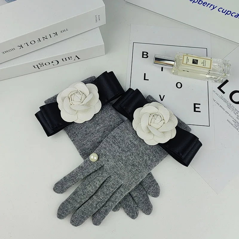 Korean Women\'s Wool Pearl Flower Full Finger Plus Velvet Thick Touch Screen Cashmere Gloves Winter Outdoor Driving Warm Mittens