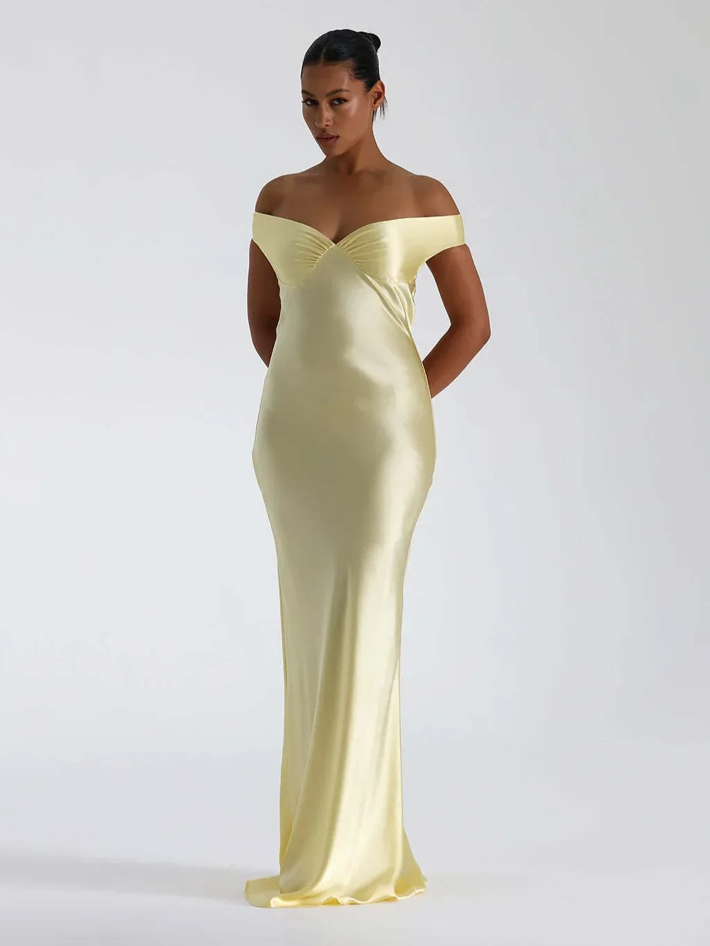 Elegante witte satijnen maxi-jurk met off-shoulder halslijn, tailleband, mouwloos, 2026, nieuwe avondjurk