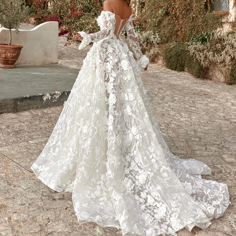 ボリュームのある花のウェディングドレス オーガンザ 刺繍夜会服 スリット A ライン カスタマイズされたボートネックフルスリーブ ブライダル ドレス レースアップ