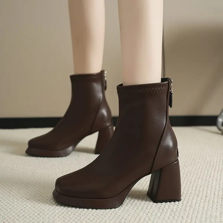 Damen Plateau-Stiefeletten mit eckiger Spitze, Reißverschluss hinten und Blockabsatz – Modische kurze Stiefel – Detail 9