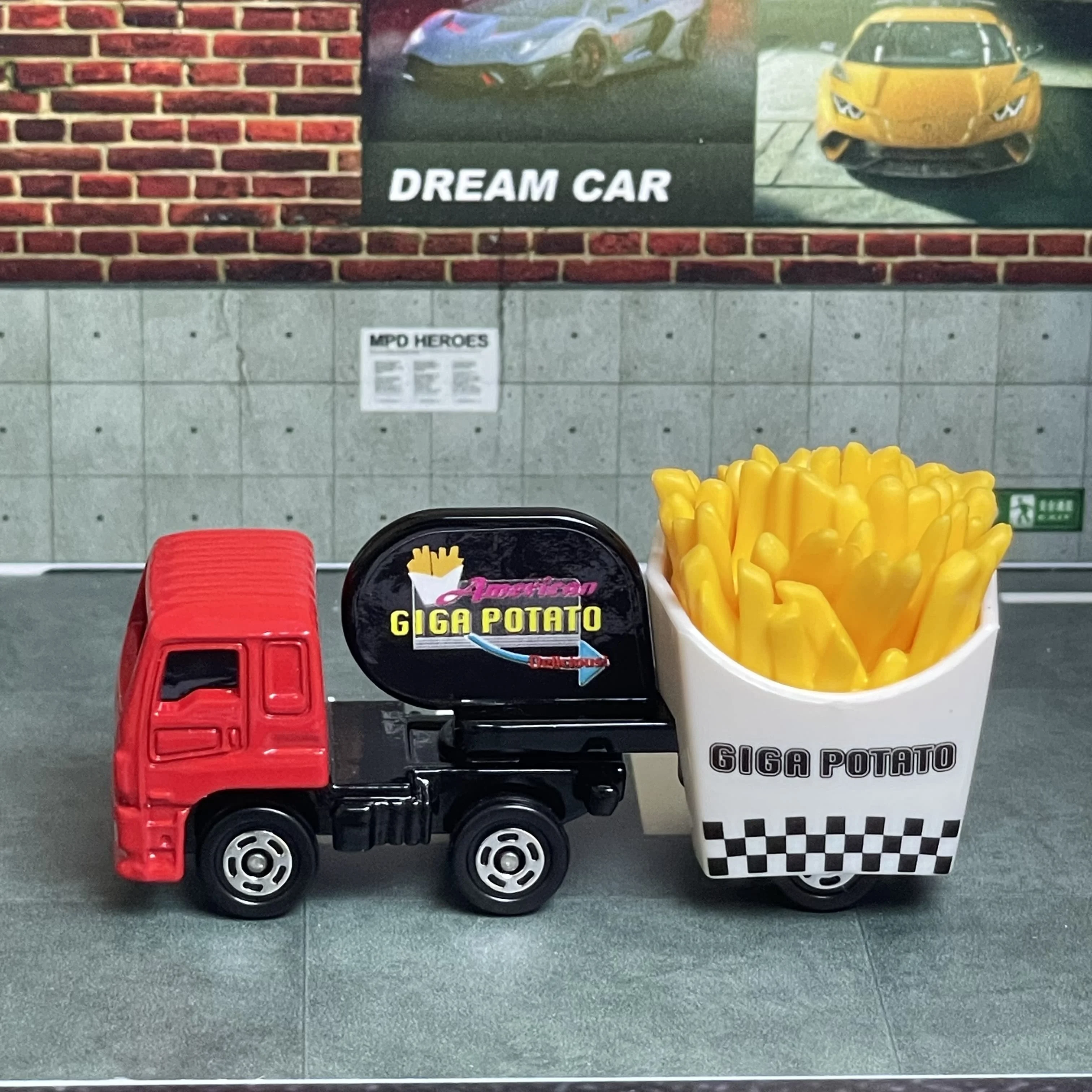 Takara Tomy Tomica, coche de aleación estática de fundición No.55 Isuzu Giga, vehículo de patatas fritas, modo de Metal fundido a presión, colección de juguetes para niños