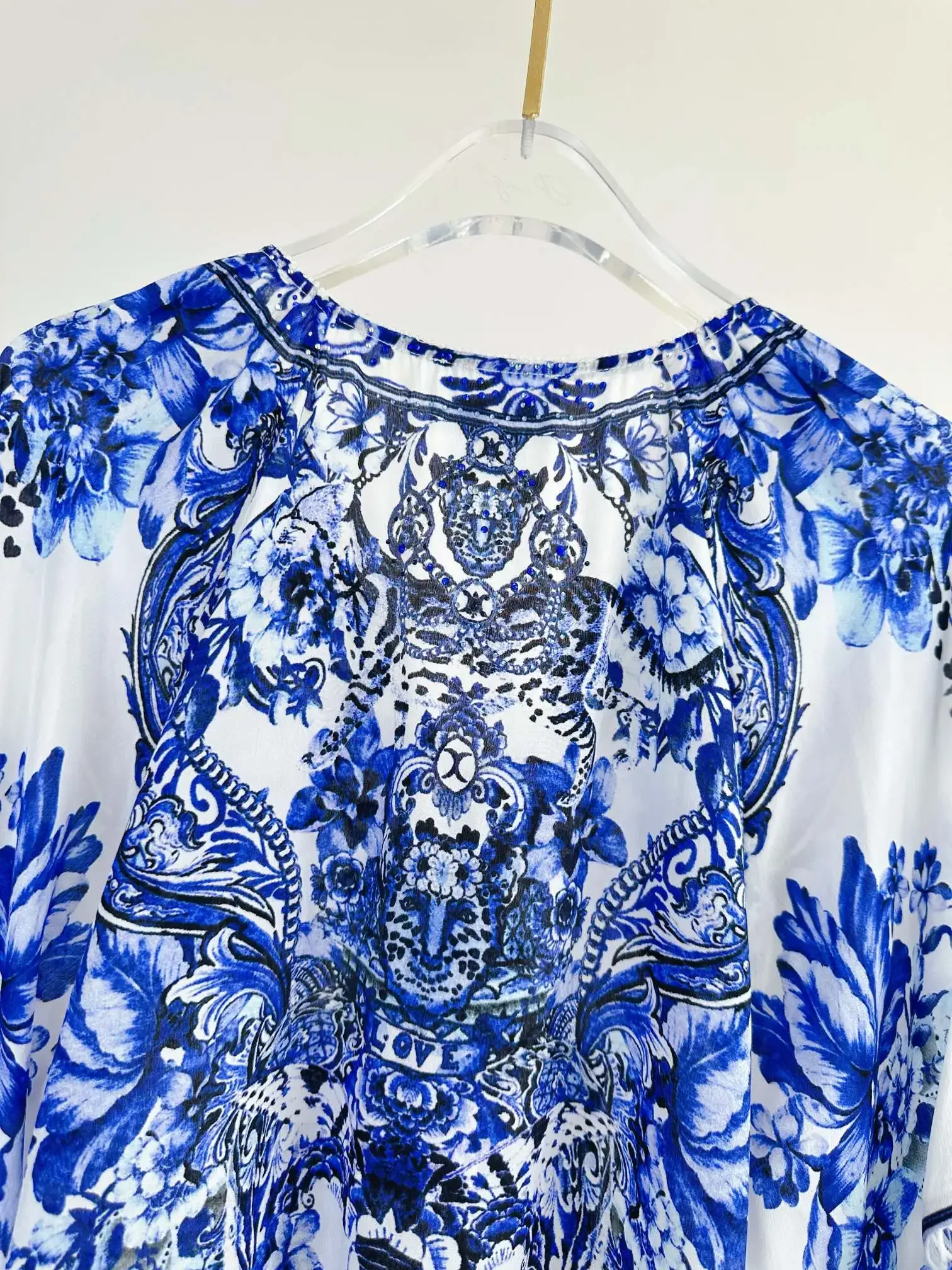 Blusa con estampado azul para mujer, camisa de seda holgada de manga larga con cuello en V, dobladillo Irregular, otoño 2024