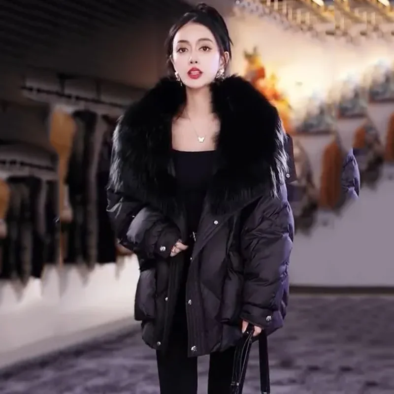 Piumino in stile europeo con ampio collo in pelliccia, popolare e alla moda, che supera lo stile Lingge, inverno da donna nuovo 2025