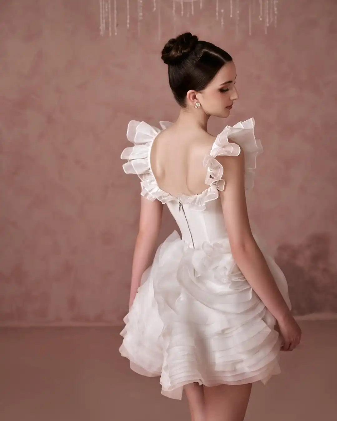 Biała koronkowa suknia wieczorowa z odkrytymi ramionami i falbankami, romantyczna satynowa suknia, suknia na przyjęcie weselne, tiulowa suknia, haftowana flora.