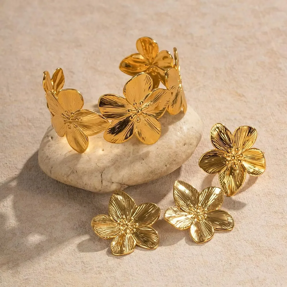 Classical Elegant Flower Decorative Bracelets Suitable For Women To Wear Fashionable Jewelry For Summer Travel
