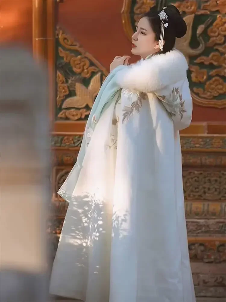 Hanfu เสื้อคลุมผู้หญิงจีนดั้งเดิม2023ฤดูหนาวเสื้อคลุมมีฮู้ดสีขาวอบอุ่นเสื้อคลุมฮาโลวีนชุดคอสเพลย์ผู้หญิงคาร์นิวัล