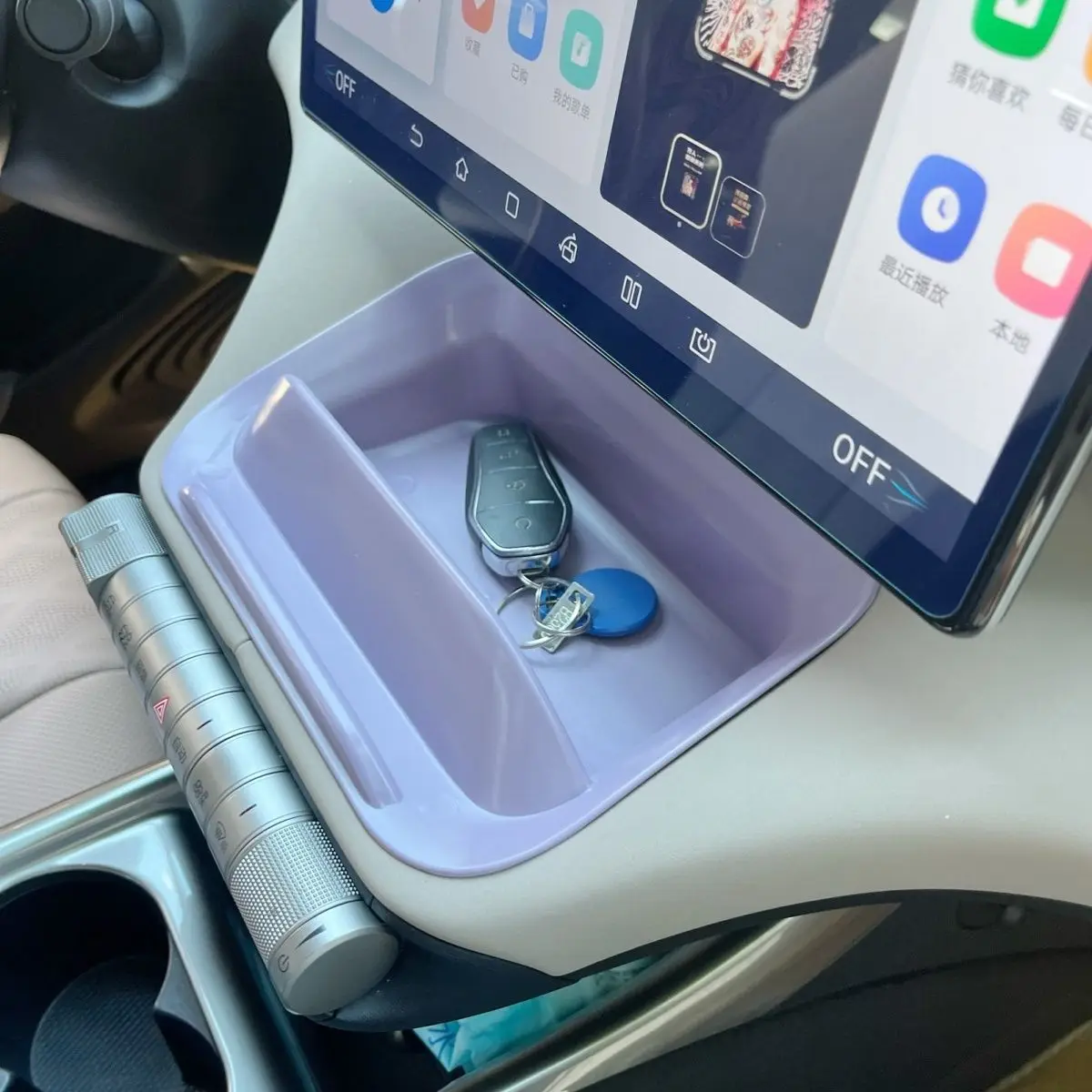 Für BYD Dolphin: Aufbewahrungsbox unter dem Bildschirm mit Handyhalterung, maßgeschneiderte Armaturenbrett-Organizer-Ablage, rutschfestes Auto-Innenzubehör – Detail 6