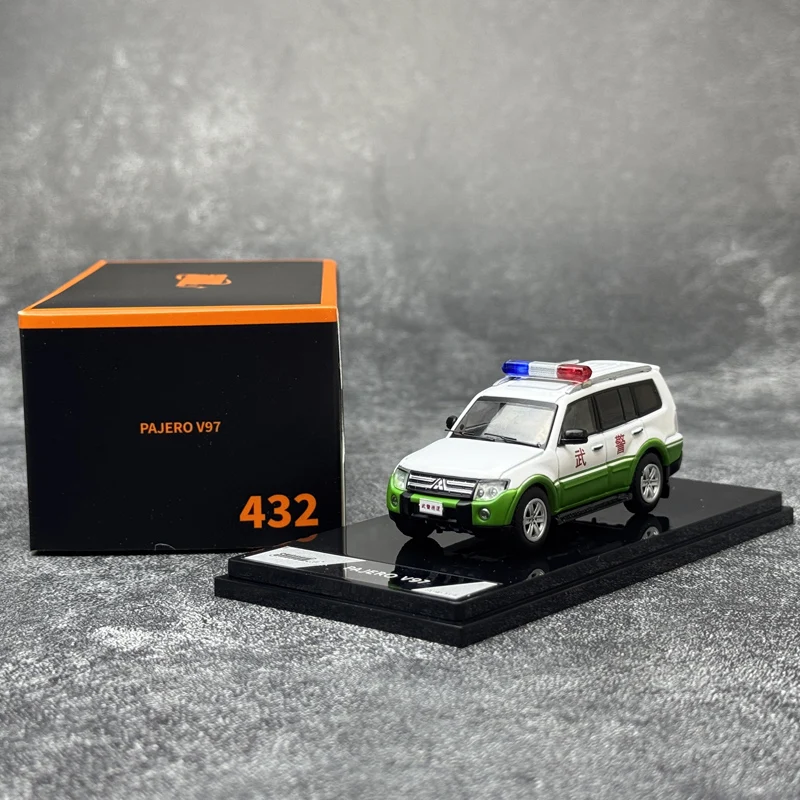 Stock 1:64 Pajero V97 coche patrulla de policía armado modelo de coche de aleación fundida, juguete de regalo de festival para niños, artículo decorativo para adultos.