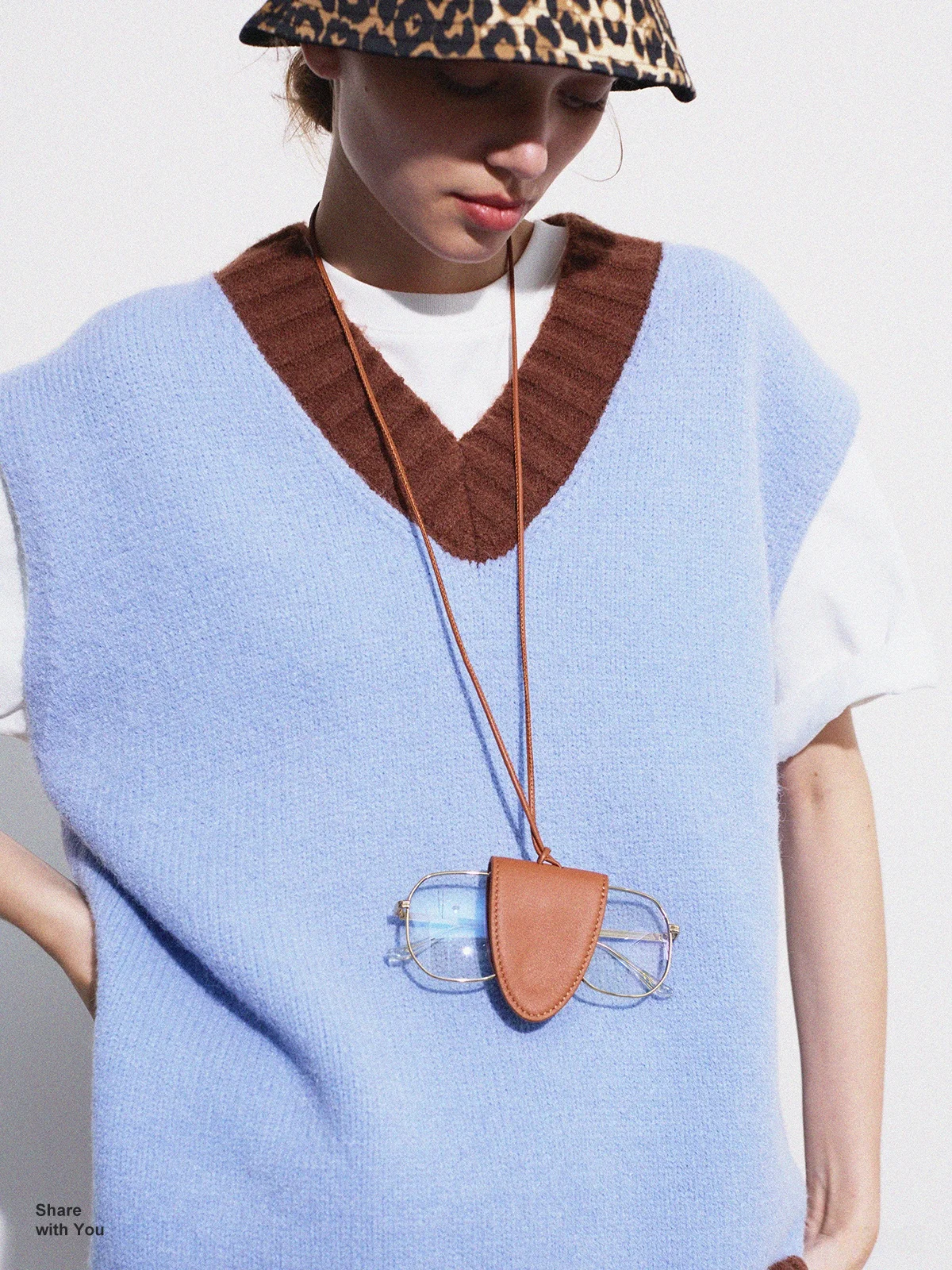 

Momogigi Strong Suction Top Layer Cowhide Leather Fashionable Portable Glasses Storage Clip Genuine Leather Bag Charm
