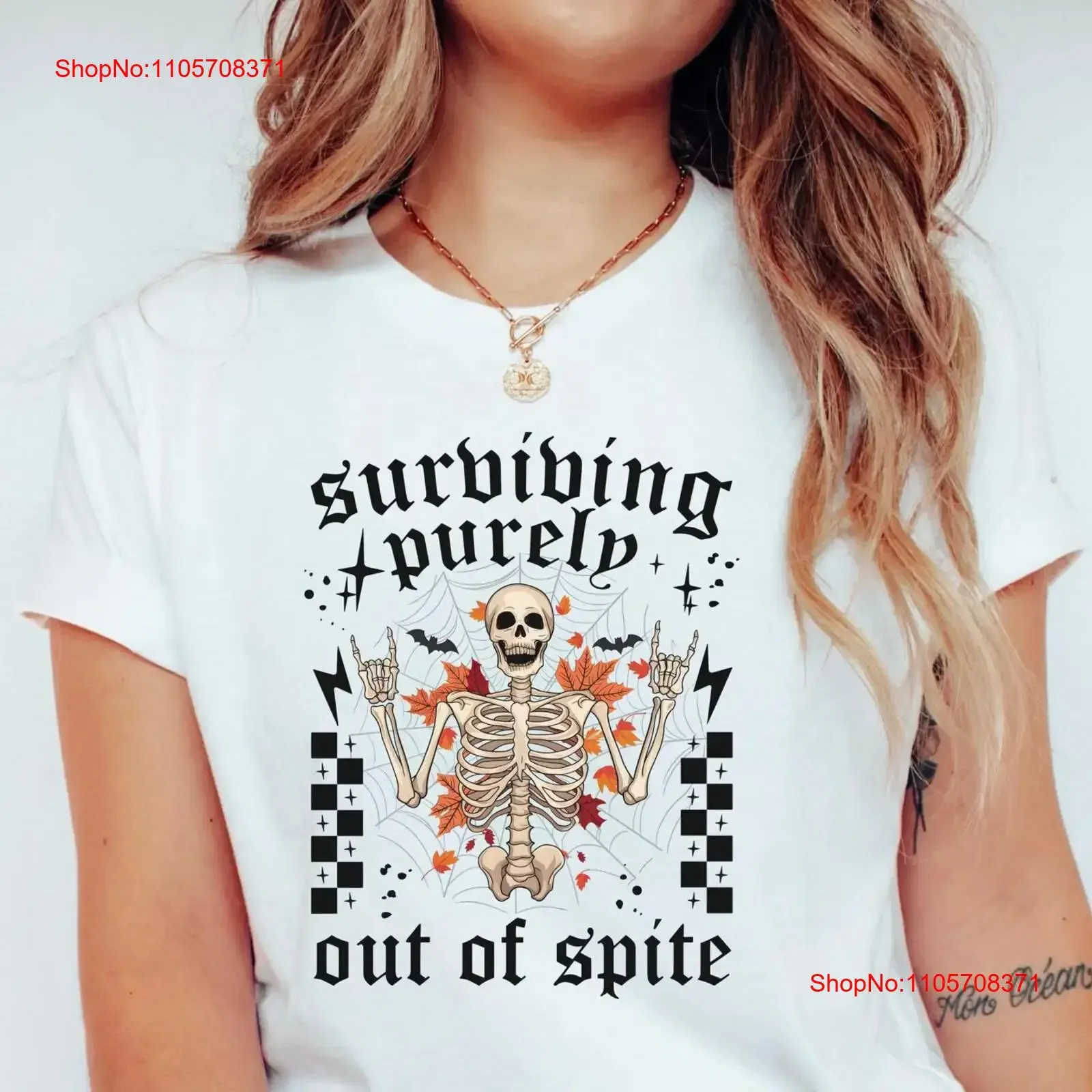 T-shirt « Surviving Out of Spite » – Humour Noir, Squelette Vivant, Saison Effrayante, Halloween – Vintage, Délavé, Doux
