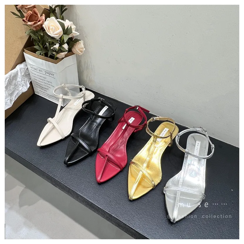 

Женские сандалии с тонким ремешком на щиколотке