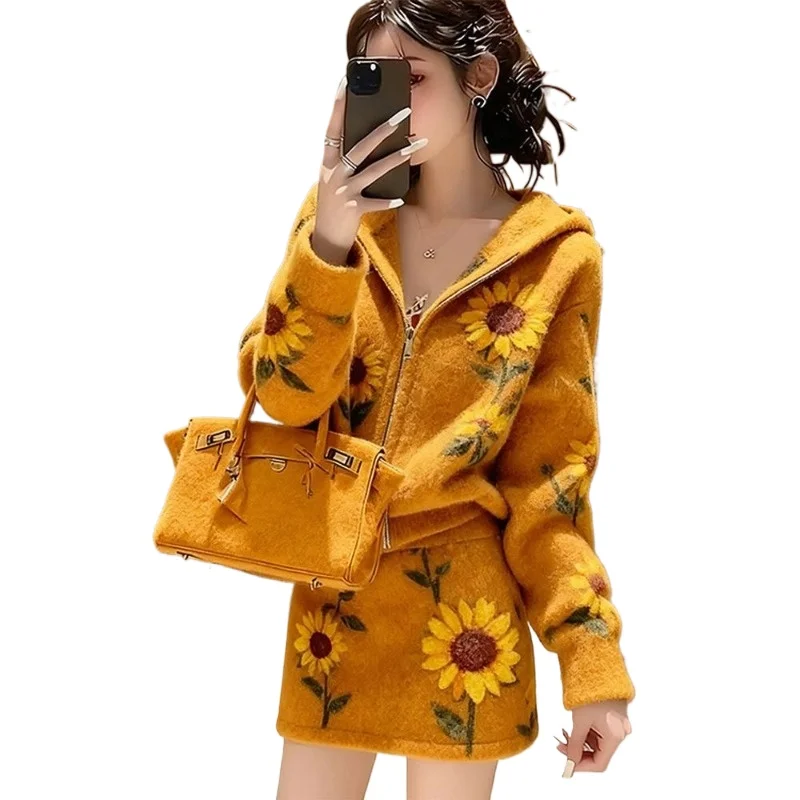 

Новый вязаный костюм в стиле дофамина с подсолнухом, осень-зима, желтый топ с капюшоном, юбка, комплект из двух предметов, высокое качество, высокий внешний вид