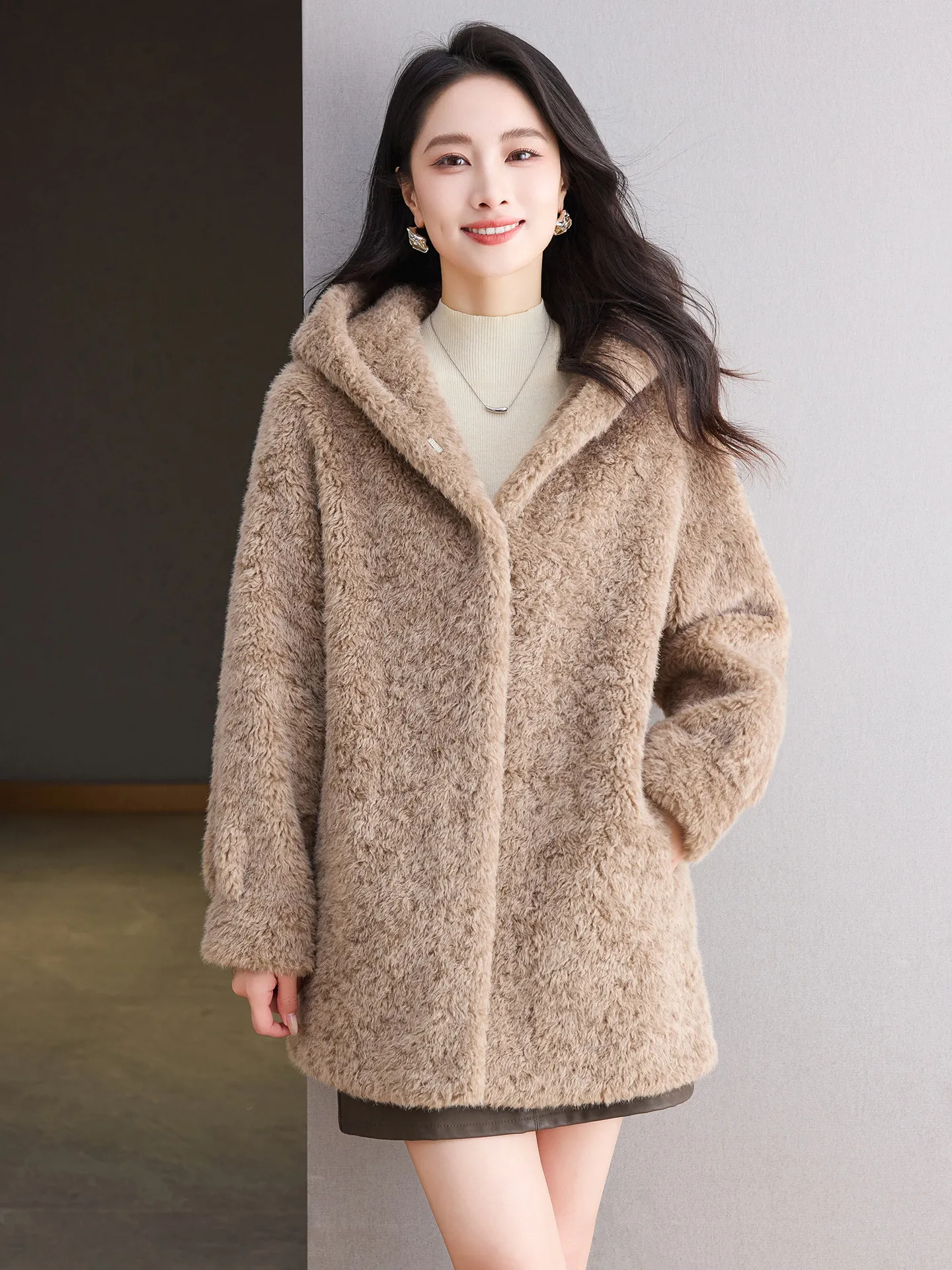Fur jacket women's 2025 new medium and long hooded coat imitation wool fur integrated clothing sheep shearing warm