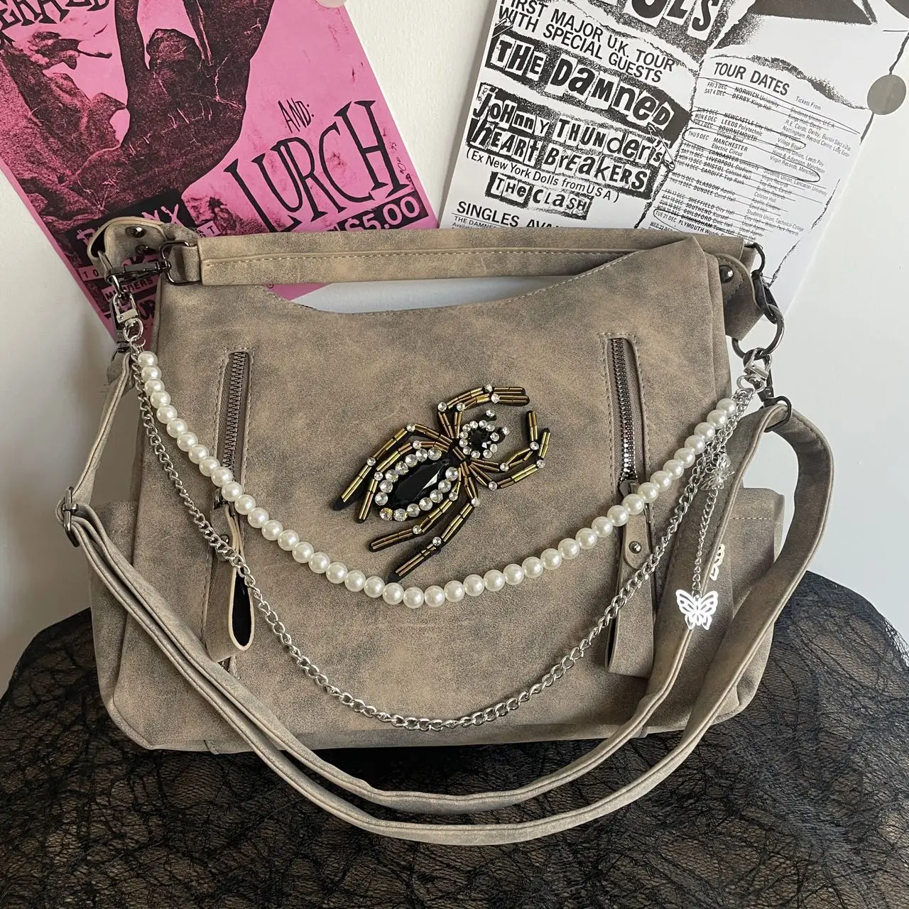 

Осенне-зимняя женская сумка в стиле ретро Y2K, большая вместительная сумка-тоут, готическая сумка в стиле панк с украшениями в виде паука и жемчужной цепочкой