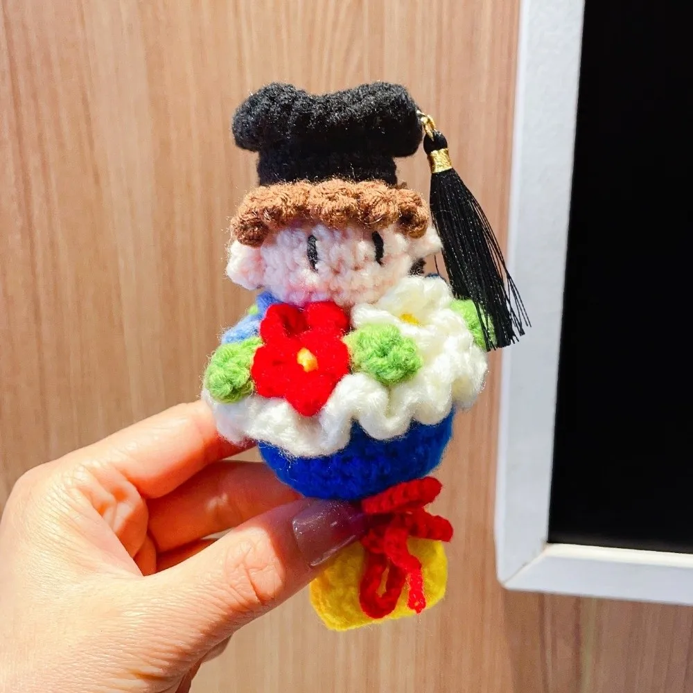

Funny Knitted Graduation Cute 13cm Handheld Flower with Doctoral Cap Finished Craft Handmade Knitted Figures Graduation Season