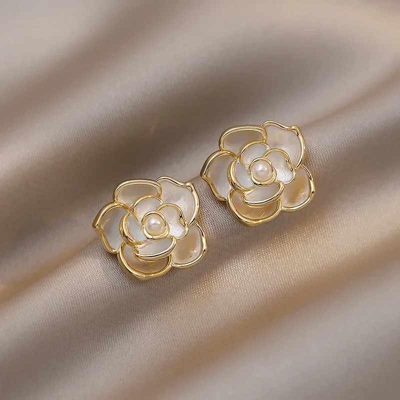 

Camellia series flower stud earrings classic small fragrant retro earrings women's French niche design pearl earrings