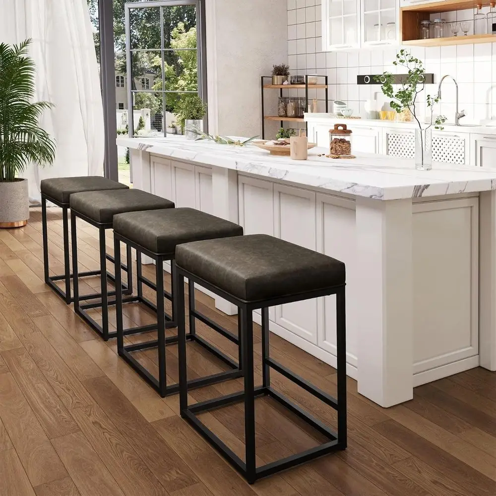 

Набор из 4 серых металлических барных стульев с 24 сиденьями из искусственной кожи.