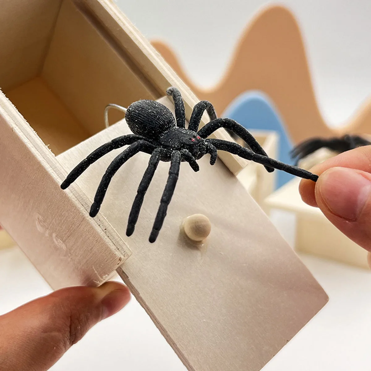 1pc Trick Spider Funny Scare Box Wooden Hidden Box Quality Prank Wooden Scare Box Fun Game Prank Trick Friend Office Toys ﻿
