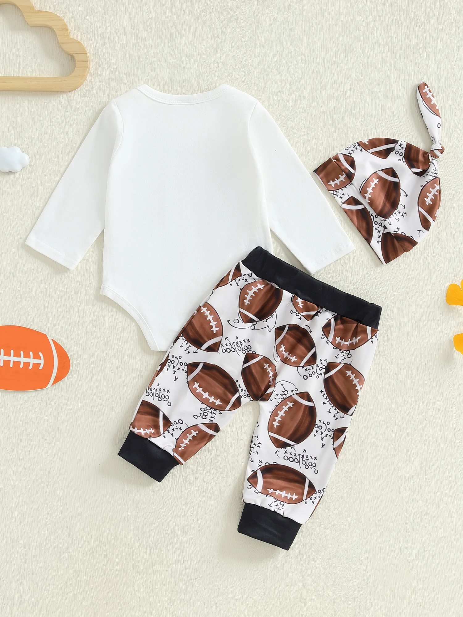 

Комплект из трех предметов для маленьких мальчиков: полосатая футболка с короткими рукавами, джинсовый комбинезон и подходящая шляпа-ведро, летний комплект