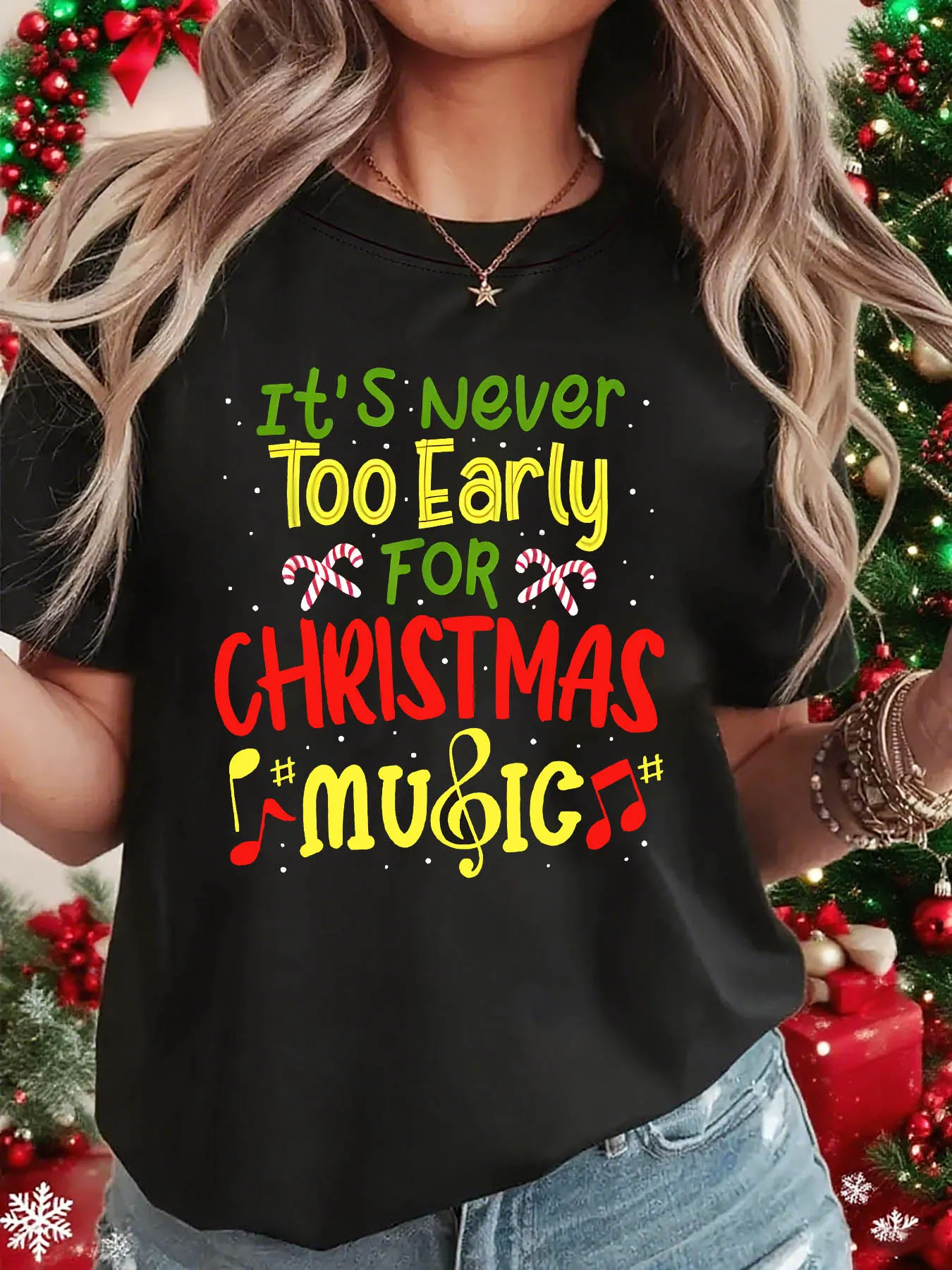 T-shirt Lady "Christmas Music Never Comes Too Early" - Top casual girocollo a maniche corte, caratterizzato da verde festivo