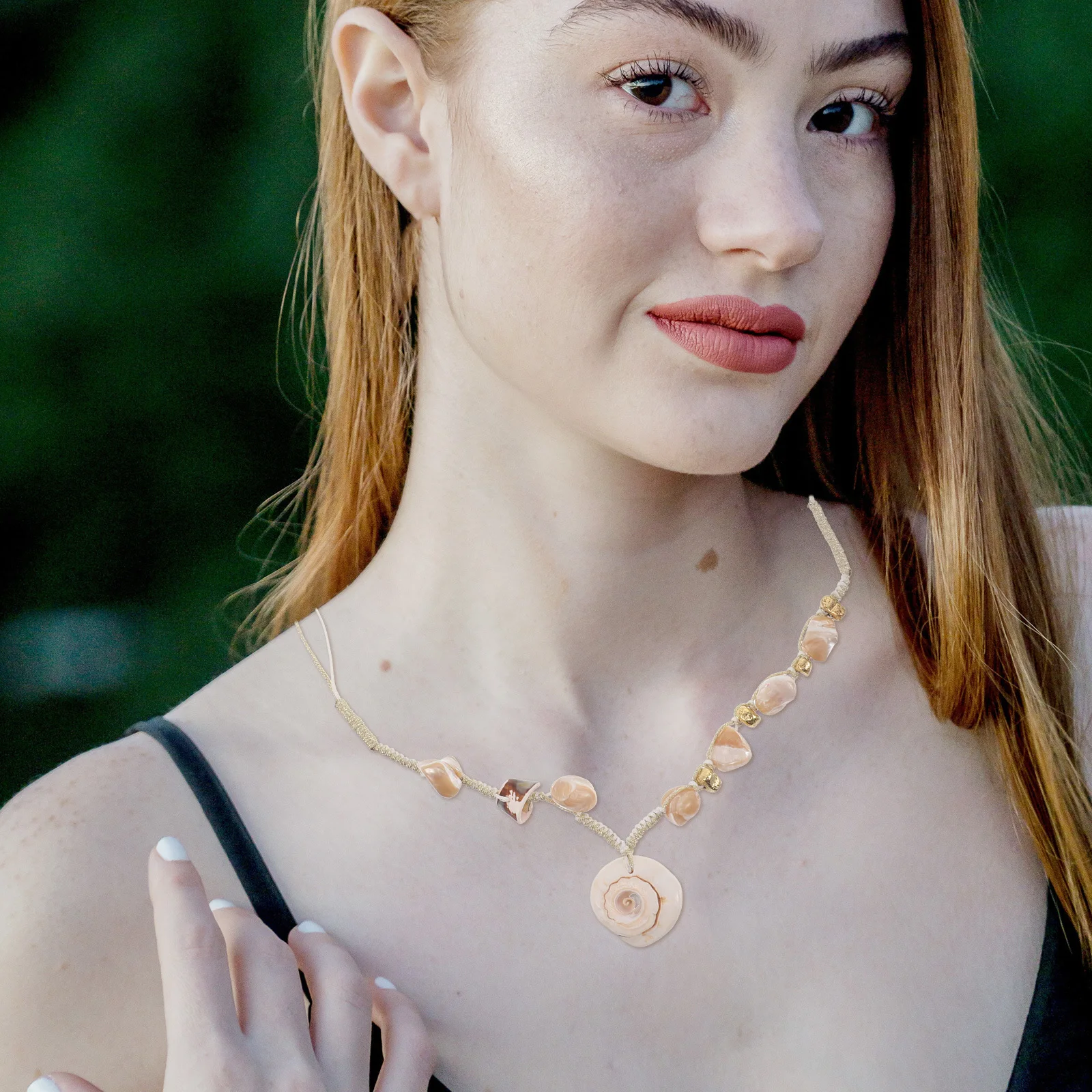 

Hawaiian Shell Necklace Handmade Conch Pendant Lightweight Boho Beach Jewelry for Women Ocean-Themed Tropical Vacation Accessory