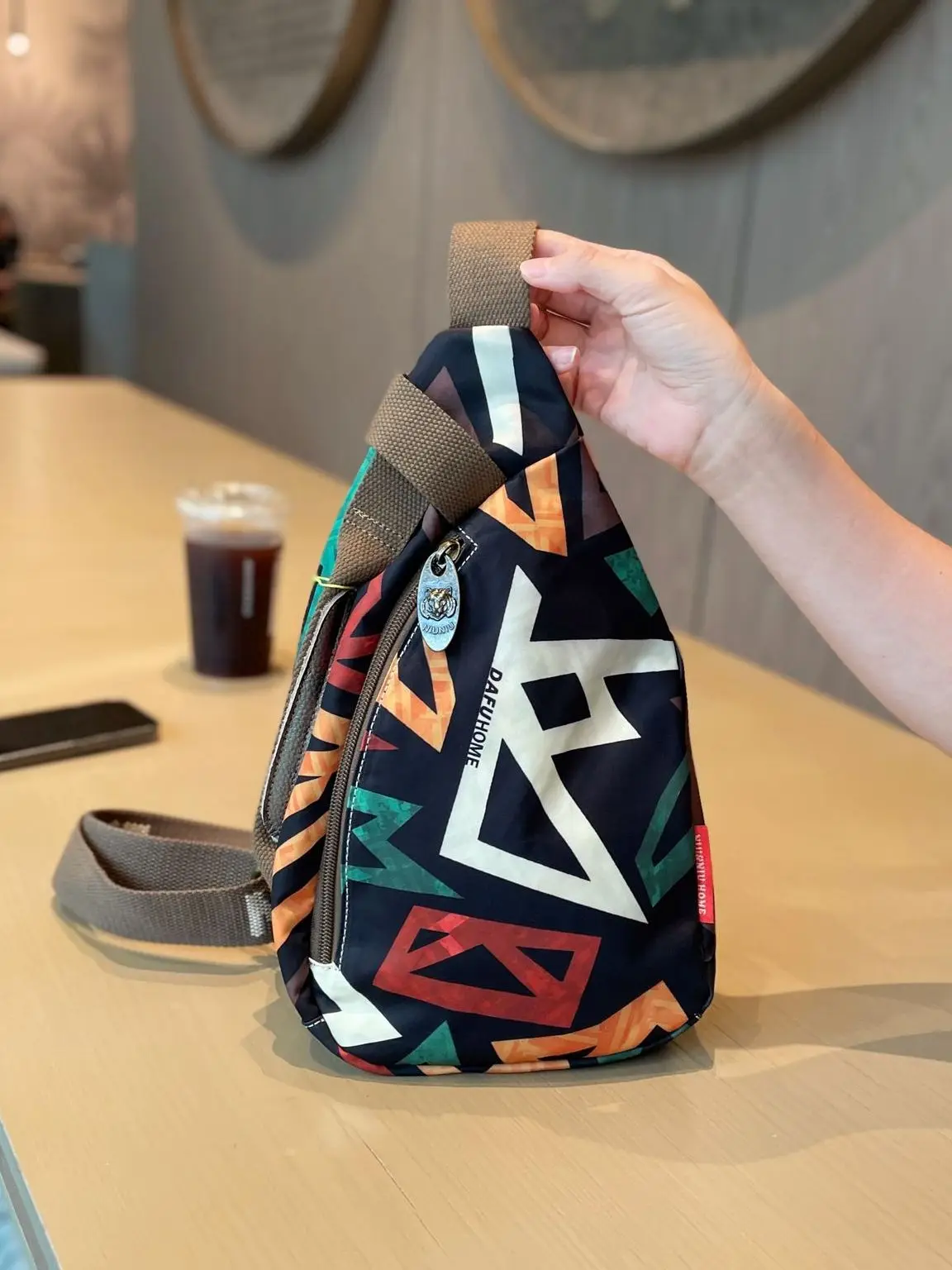 lightweight-fashionable-women's-crossbody-bag-for-sports-and-travel-durable-soft-fabric-casual-style-printed-design-zipper-cl