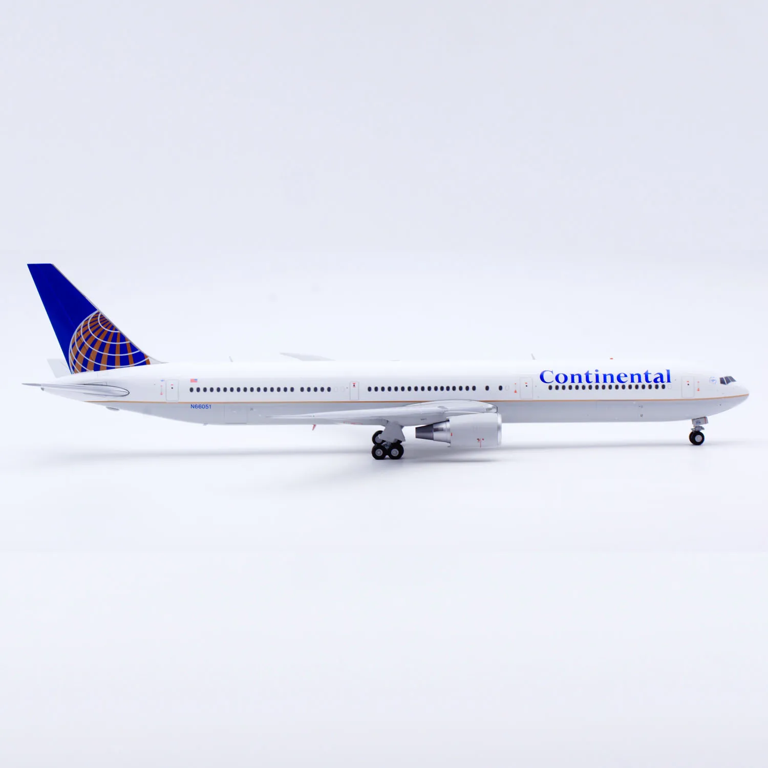 เครื่องบินสะสมโลหะผสม LH2505 ของขวัญ JC Wings ขนาด 1:200 สายการบินคอนติเนนตัล แอร์ไลน์ส์ รุ่น "SkyTeam" โบอิ้ง B767-400ER หมายเลขเครื่องบิน N66051