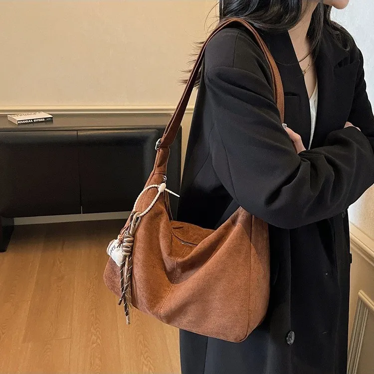 

Винтажная женская сумка-хобо 2025 года, мягкая текстурированная сумка через плечо, шикарная сумка подмышки в стиле ретро, очень универсальная и стильная