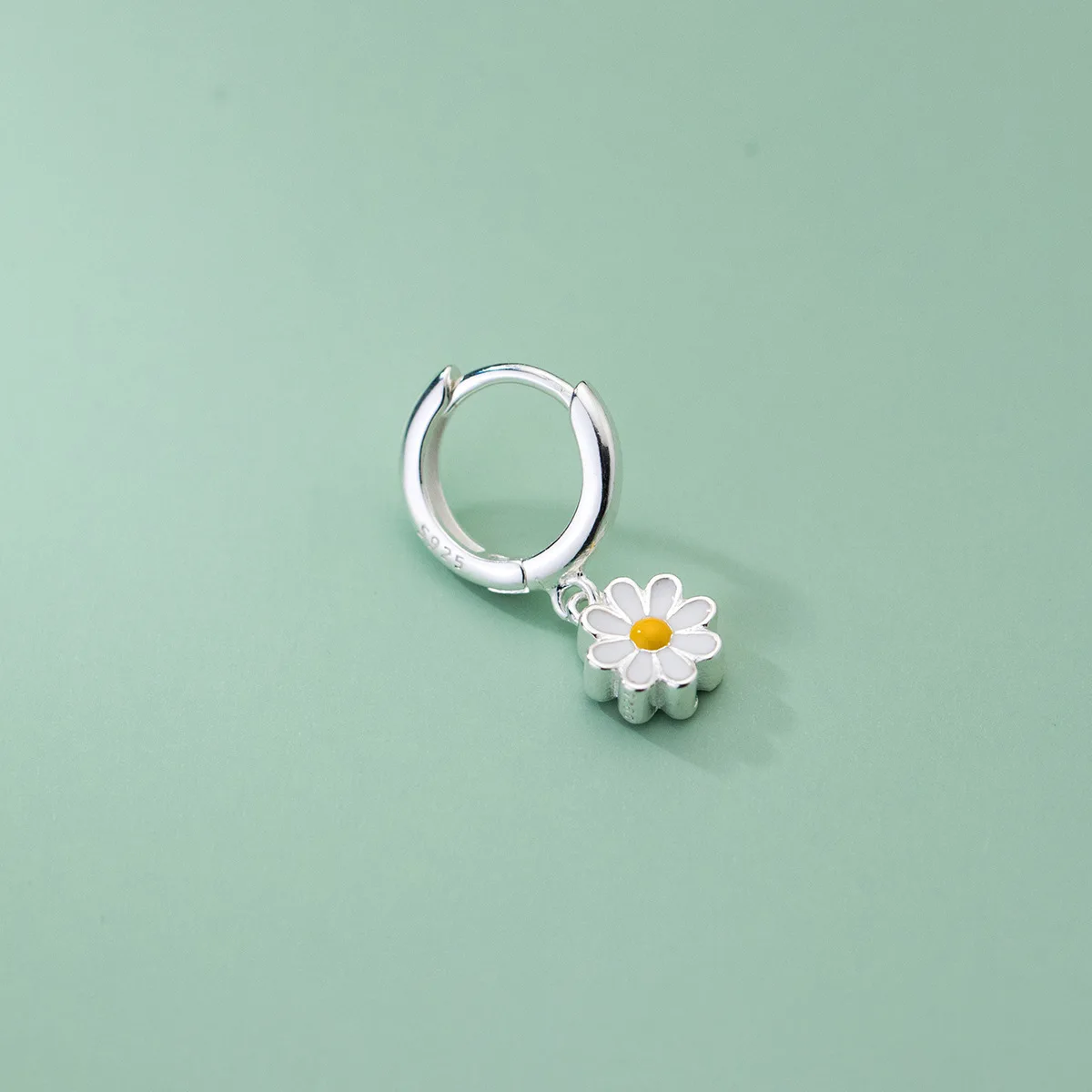 Fashion Sweet Silver Color Daisy Hoop Earrings For Women Gentle Flower Pendant Ear Buckle Banquet Party Jewelry Accessories