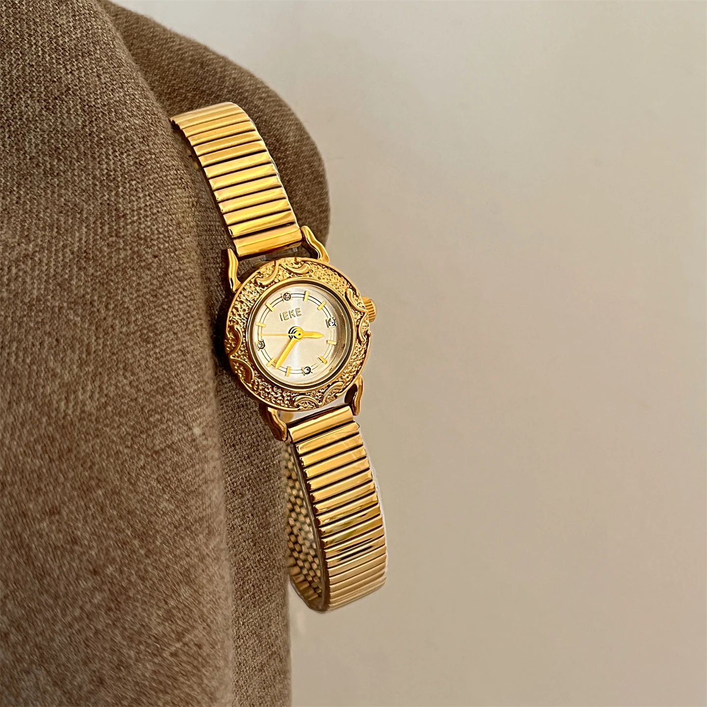 

KoreanStyle Minimalist And ExquisiteRoundDial Women'SQuartzWatch WithAStylish Silver Chain Strap. Fashionable Quartz Wristwatch.