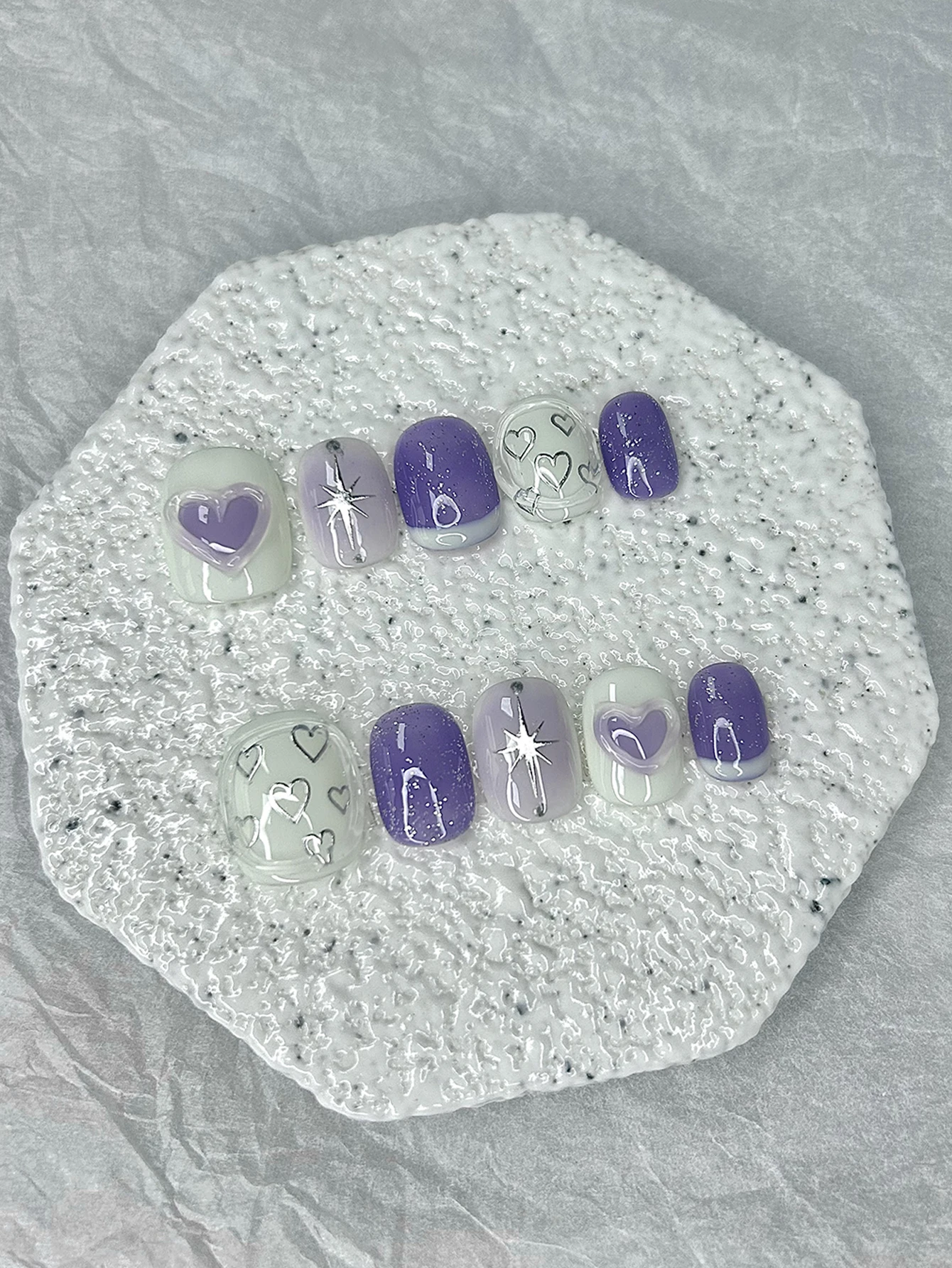 10個の甘くてかわいいプレス爪の手作りの紫色の細かいきらめきのグラフィティハート形状の偽の爪パッチが取り外し可能