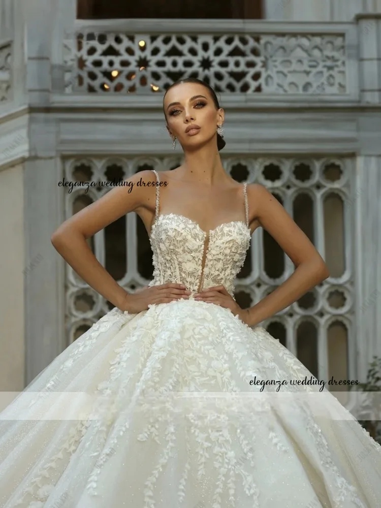 تخصيص Vestido de novia بلا أكمام من الجمال يزين الدانتيل فستان الزفاف الأشرطة ثلاثية الأبعاد الزهور يطبع ألف خط زي العرائس