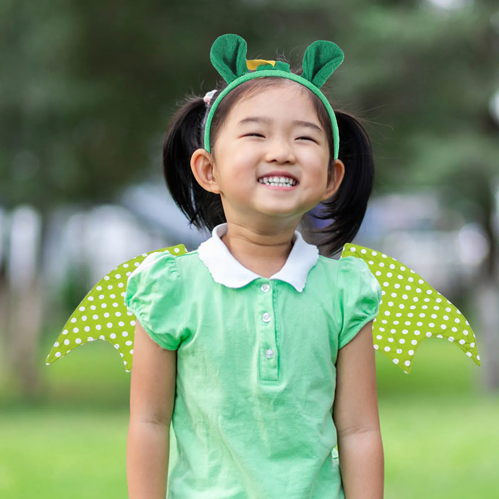 

1 комплект: повязка на голову и хвост динозавра, тонкая работа, легкий и удобный, для костюмированных вечеринок и косплея для детей.