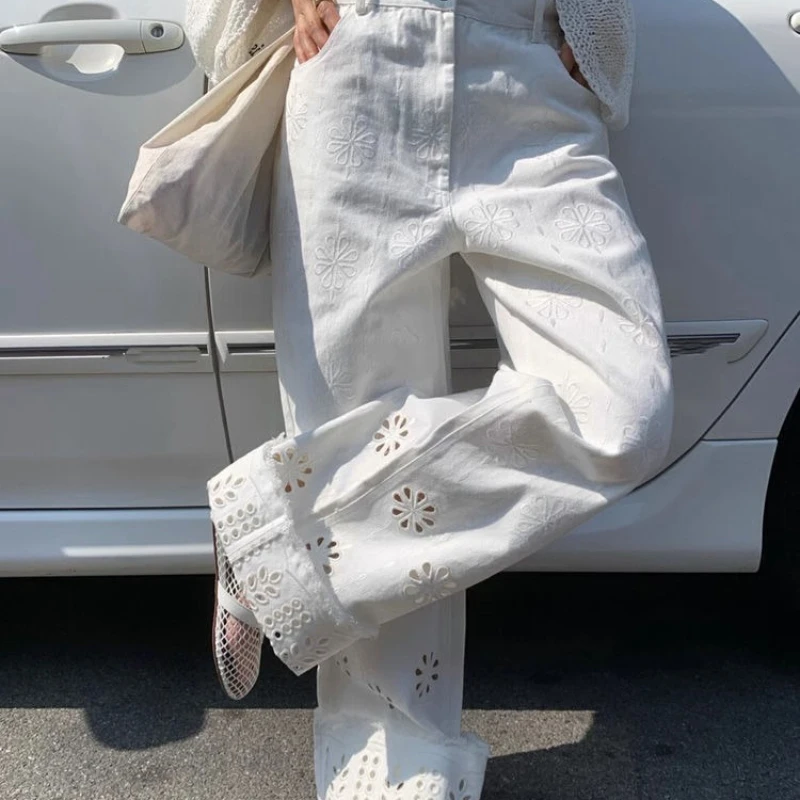 

American High Street White Embroidered Openwork Jeans Female Design Sense Heavy Industry Wide Leg Lace Casual Mop Pants.