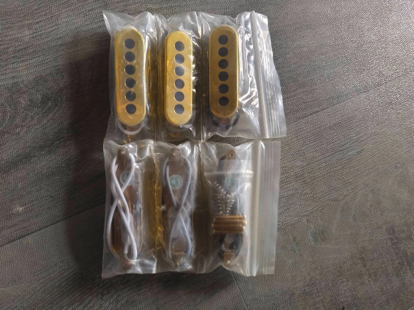 

1 комплект (3 шт.) одиночных звукоснимателей Alnico Tri-sonic для электрогитары