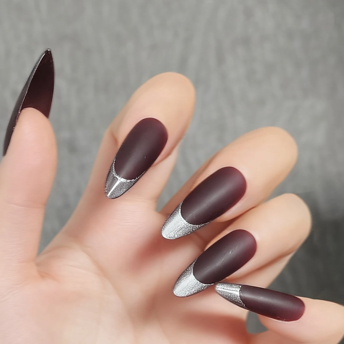 브라운 롱 아몬드 가짜 손톱 30개 실버 프렌치 프레스 온 네일 가을 글로시/프로스트 착용 가능한 가짜 손톱 매력적인 네일 아트